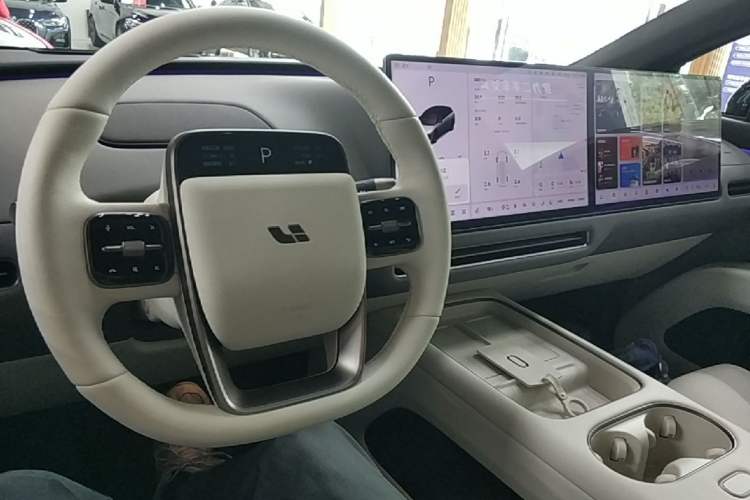 Used Li Auto i6 2025 Model Four-Wheel-Drive Standard Type Center Console