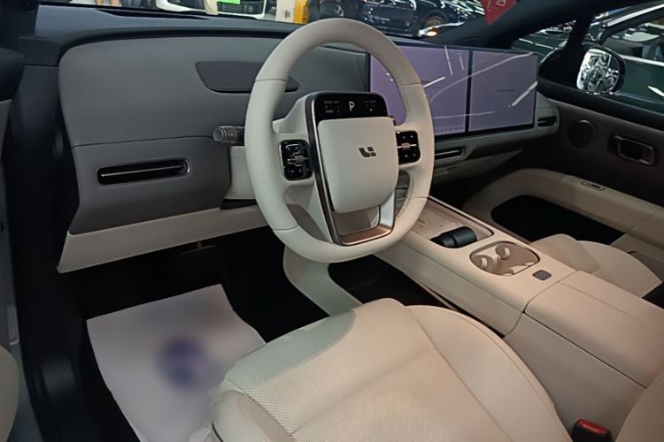 Used Li Auto i6 2025 Model Two-Wheel-Drive Standard Type Center Console