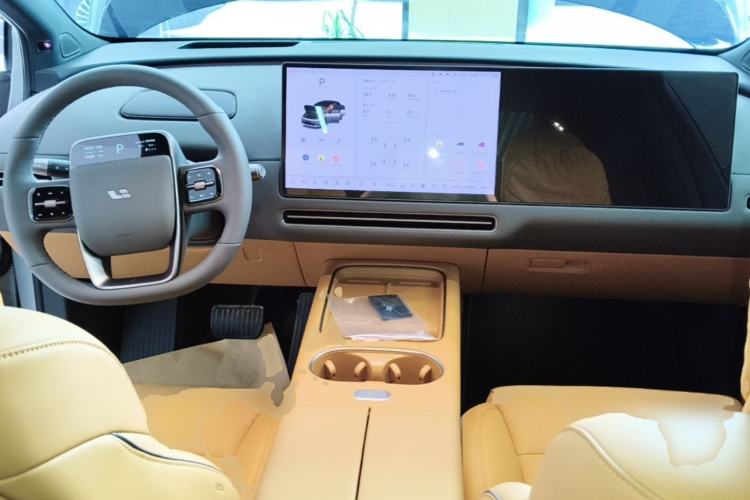 Used Li Auto i6 2025 Model Two-Wheel-Drive Standard Type Center Console