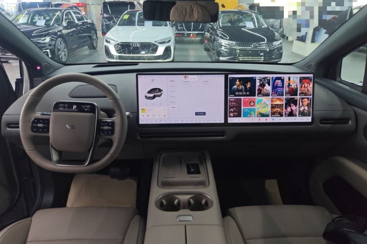 Used Li Auto i6 2025 Model Two-Wheel-Drive Standard Type Center Console