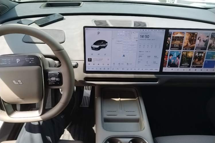 Used Li Auto i6 2025 Model Four-Wheel-Drive Standard Type Center Console