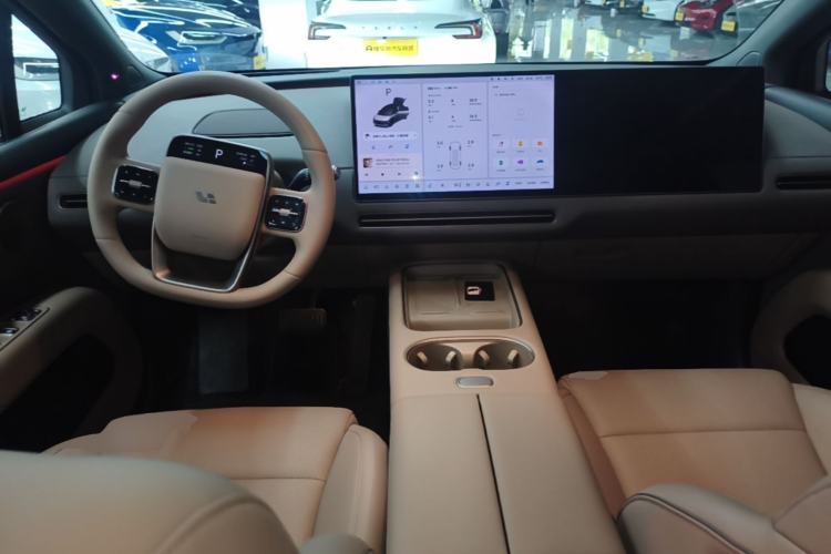 Used Li Auto i6 2025 Model Four-Wheel-Drive Standard Type Center Console