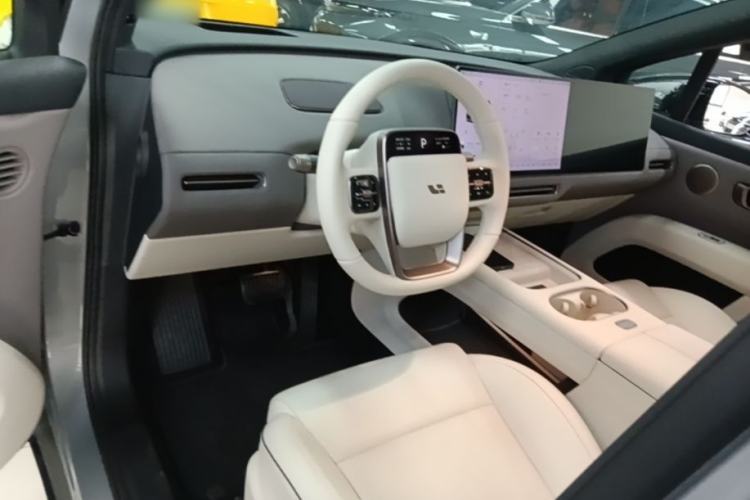 Used Li Auto i6 2025 Model Two-Wheel-Drive Standard Type Center Console