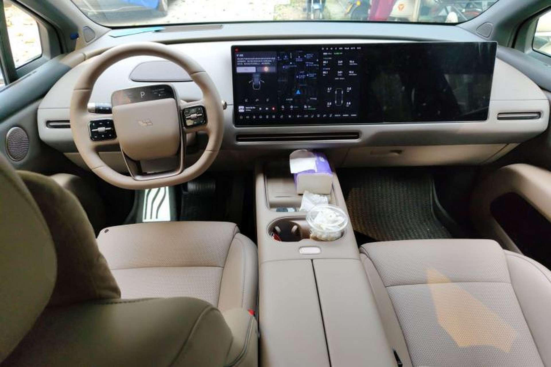 Used Li Auto i6 2025 Model Two-Wheel-Drive Standard Type Center Console