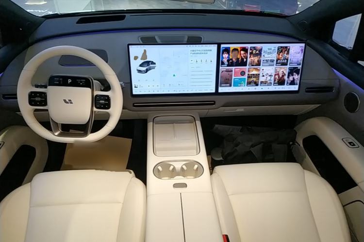 Used Li Auto i6 2025 Model Two-Wheel-Drive Standard Type Center Console