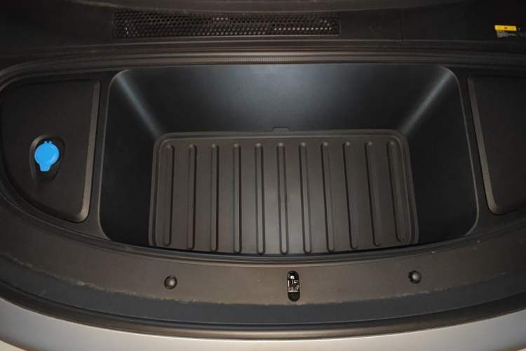 Used Li Auto i6 2025 Model Four-Wheel-Drive Standard Type Engine Bay