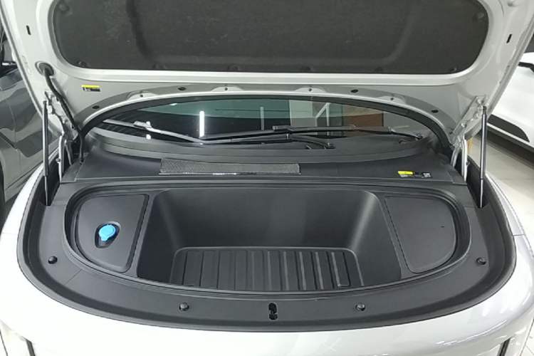 Used Li Auto i6 2025 Model Four-Wheel-Drive Standard Type Engine Bay