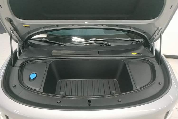 Used Li Auto i6 2025 Model Four-Wheel-Drive Standard Type Engine Bay