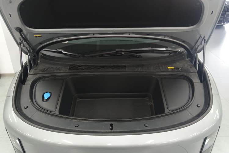Used Li Auto i6 2025 Model Four-Wheel-Drive Standard Type Engine Bay