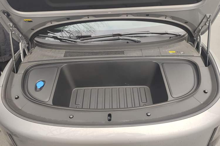 Used Li Auto i6 2025 Model Four-Wheel-Drive Standard Type Engine Bay
