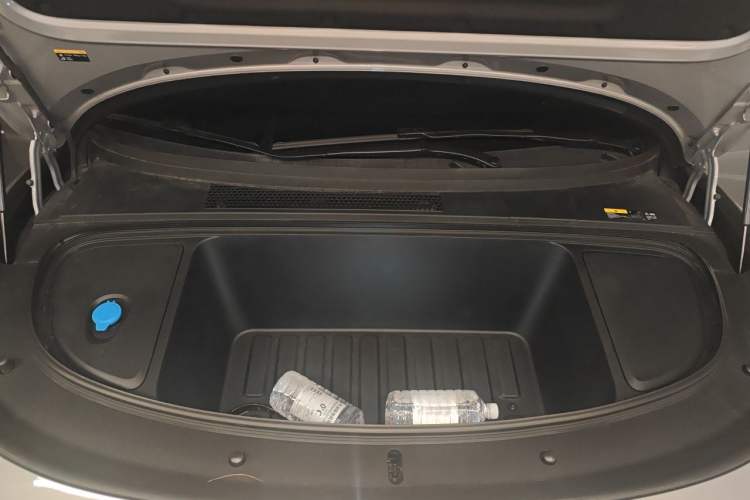 Used Li Auto i6 2025 Model Four-Wheel-Drive Standard Type Engine Bay