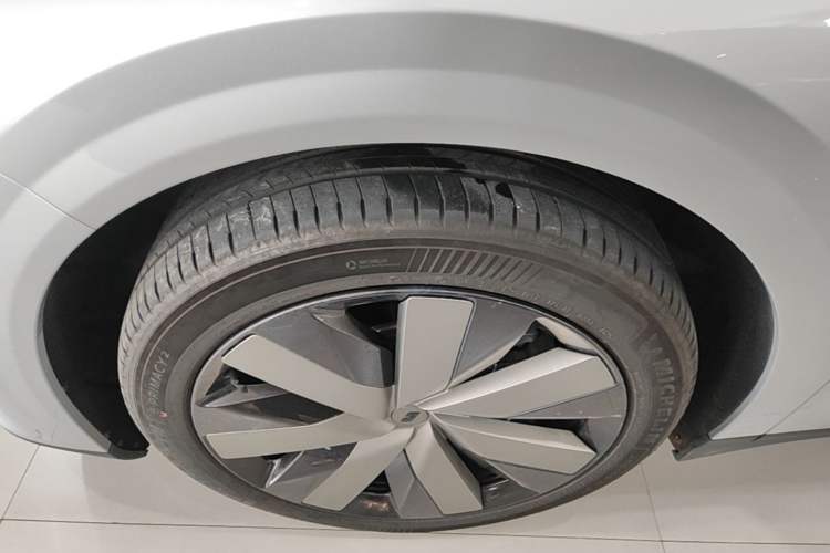 Used Li Auto i6 2025 Model Four-Wheel-Drive Standard Type Exterior 4