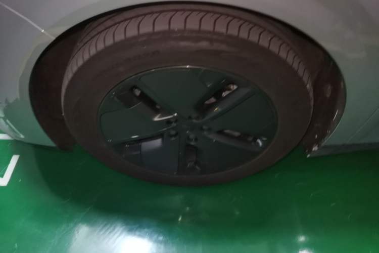Used Li Auto i6 2025 Model Two-Wheel-Drive Standard Type Exterior 4