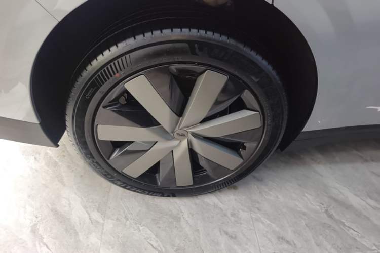 Used Li Auto i6 2025 Model Four-Wheel-Drive Standard Type Exterior 5