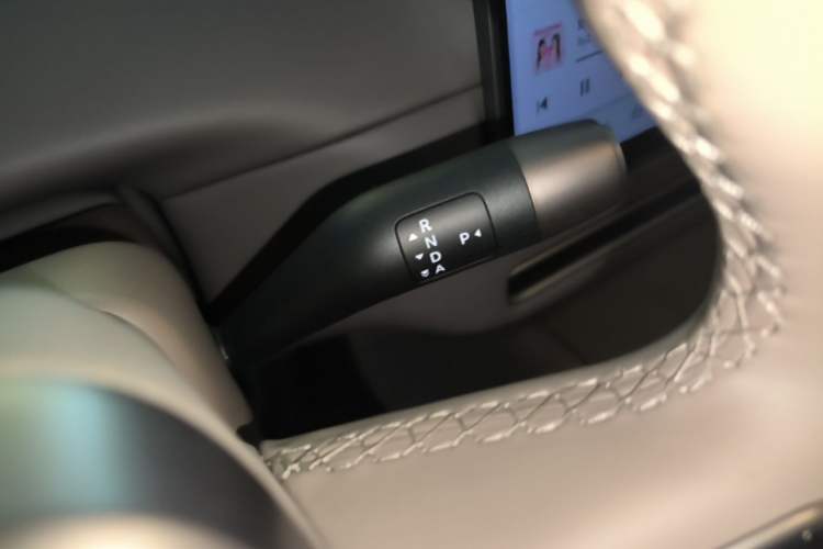 Used Li Auto i6 2025 Model Two-Wheel-Drive Standard Type Gear Lever