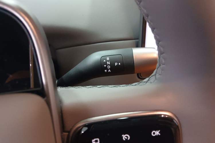 Used Li Auto i6 2025 Model Four-Wheel-Drive Standard Type Gear Lever