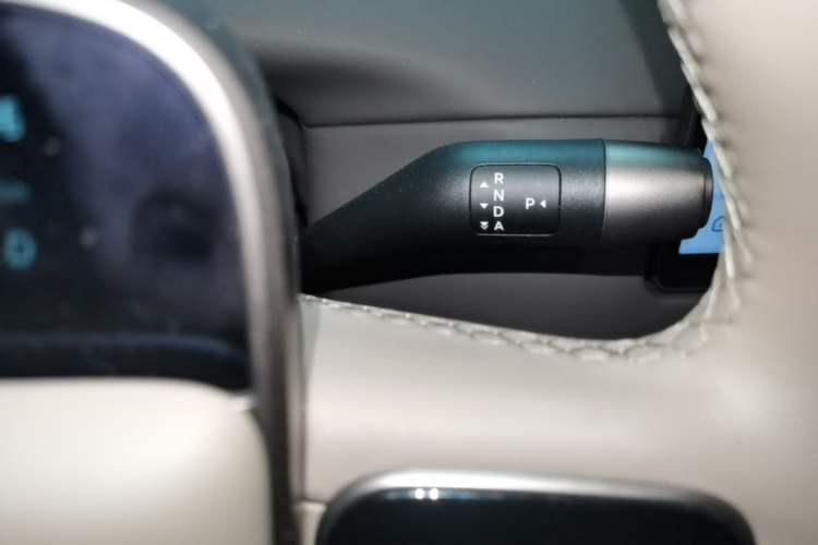 Used Li Auto i6 2025 Model Two-Wheel-Drive Standard Type Gear Lever