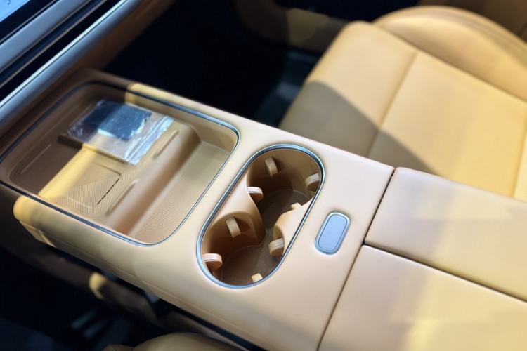 Used Li Auto i6 2025 Model Four-Wheel-Drive Standard Type Interior 1