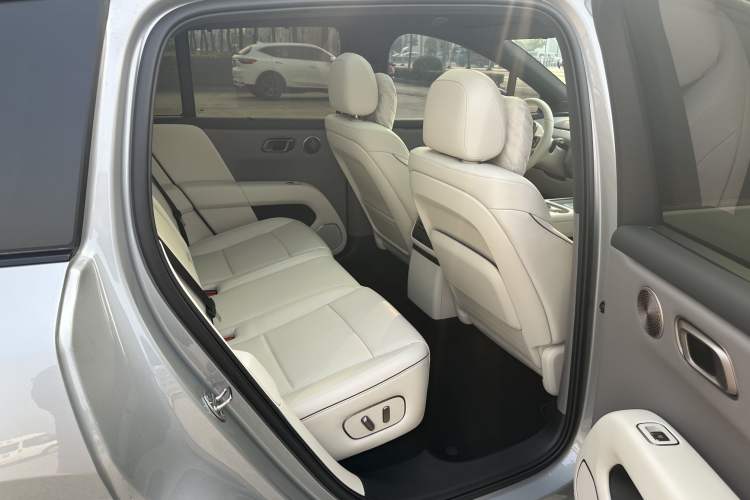 Used Li Auto i6 2025 Model Two-Wheel-Drive Standard Type Interior 10