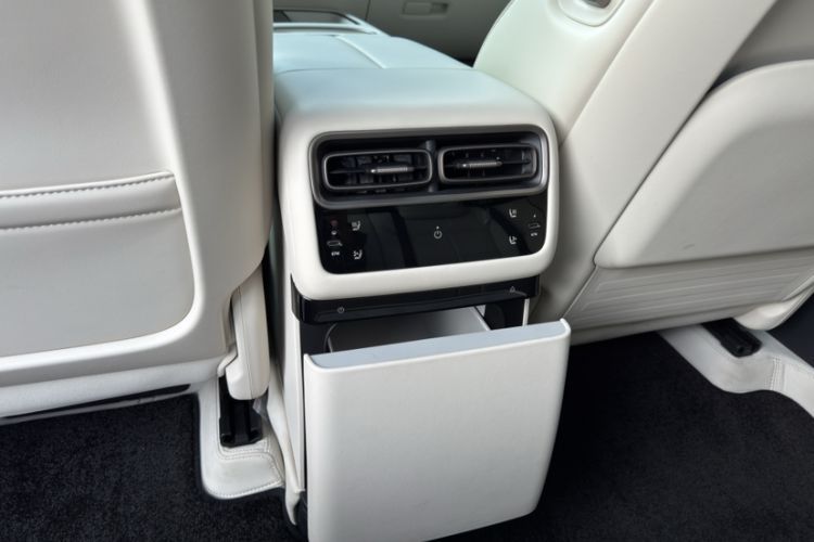 Used Li Auto i6 2025 Model Two-Wheel-Drive Standard Type Interior 11