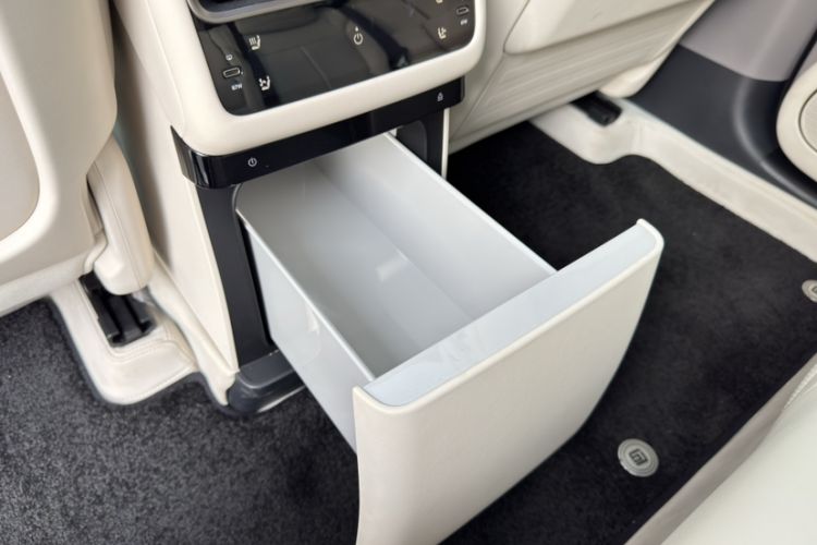 Used Li Auto i6 2025 Model Two-Wheel-Drive Standard Type Interior 2
