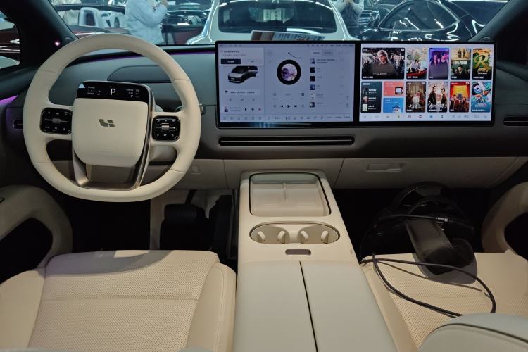 Used Li Auto i6 2025 Model Two-Wheel-Drive Standard Type Interior 2