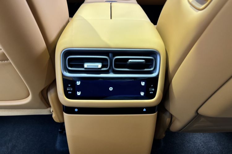 Used Li Auto i6 2025 Model Four-Wheel-Drive Standard Type Interior 4