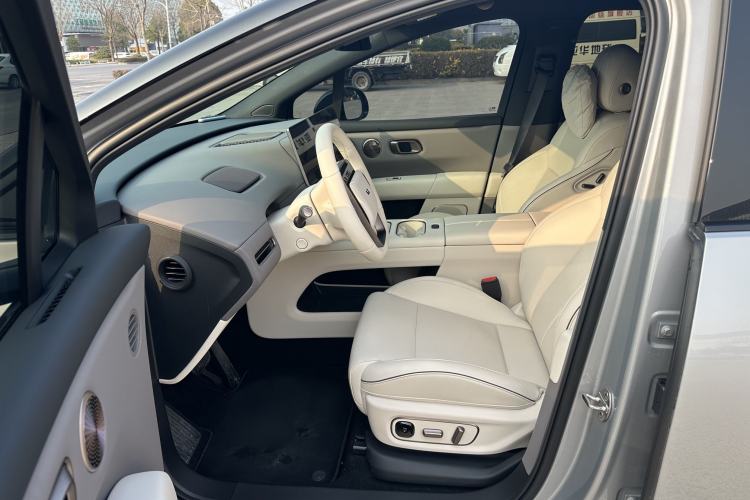 Used Li Auto i6 2025 Model Two-Wheel-Drive Standard Type Interior 6
