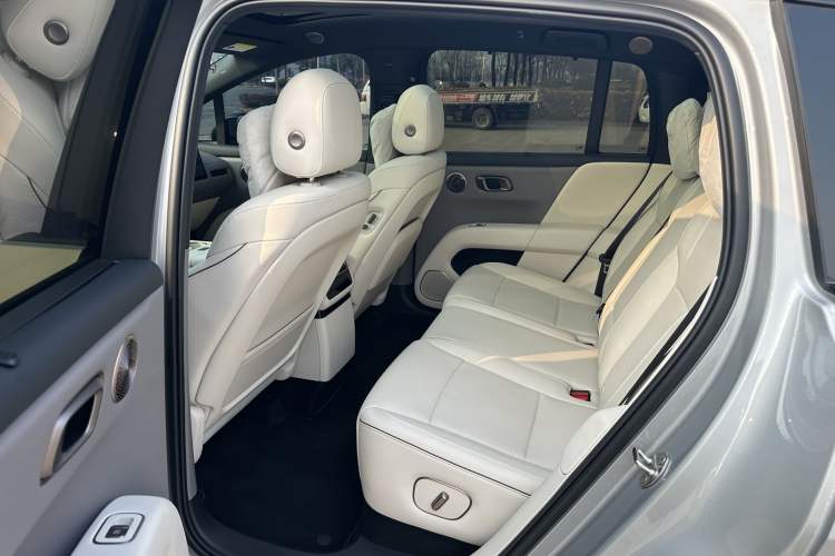 Used Li Auto i6 2025 Model Two-Wheel-Drive Standard Type Interior 7