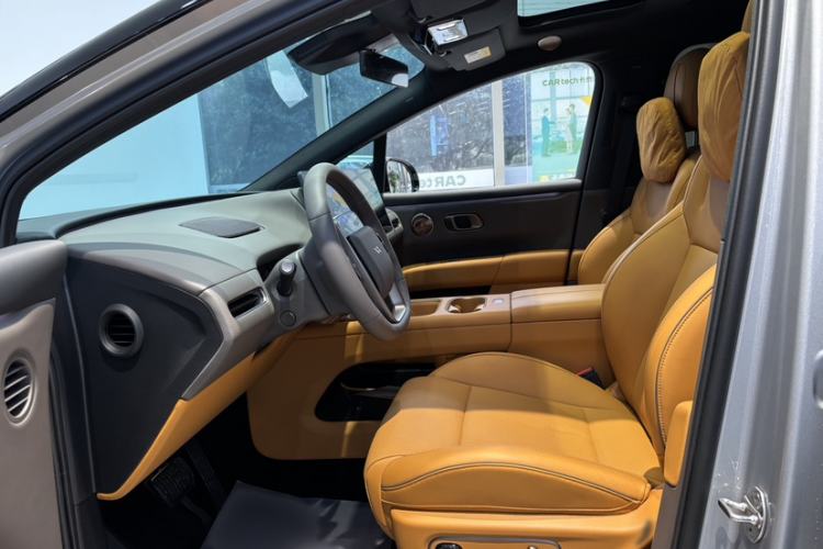 Used Li Auto i6 2025 Model Four-Wheel-Drive Standard Type Interior 9