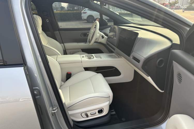Used Li Auto i6 2025 Model Two-Wheel-Drive Standard Type Interior 9