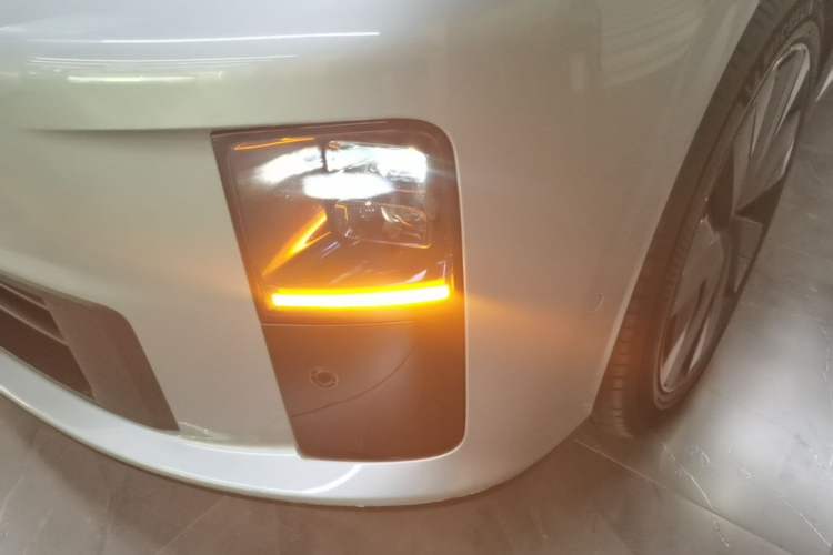 Used Li Auto i6 2025 Model Four-Wheel-Drive Standard Type Left Front Headlight