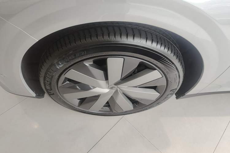 Used Li Auto i6 2025 Model Four-Wheel-Drive Standard Type Left Front Wheel Hub