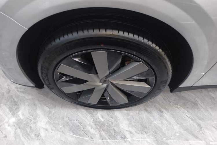 Used Li Auto i6 2025 Model Four-Wheel-Drive Standard Type Left Front Wheel Hub