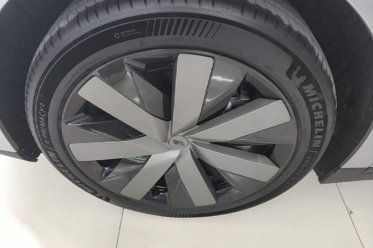Used Li Auto i6 2025 Model Four-Wheel-Drive Standard Type Left Front Wheel Hub