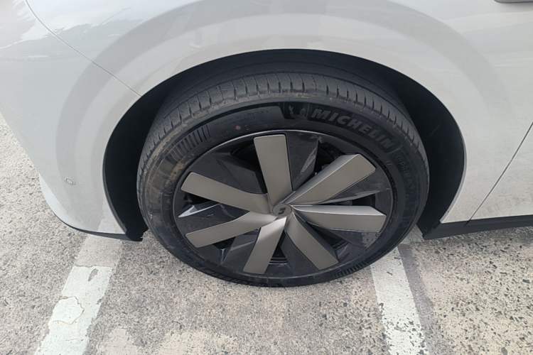 Used Li Auto i6 2025 Model Two-Wheel-Drive Standard Type Left Front Wheel Hub