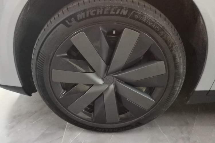 Used Li Auto i6 2025 Model Four-Wheel-Drive Standard Type Left Front Wheel Hub
