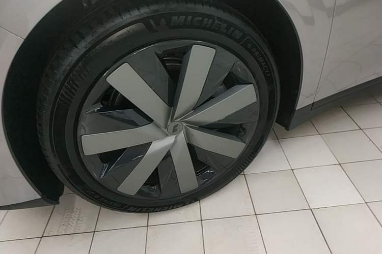 Used Li Auto i6 2025 Model Four-Wheel-Drive Standard Type Left Front Wheel Hub