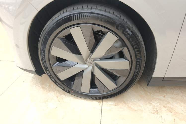 Used Li Auto i6 2025 Model Four-Wheel-Drive Standard Type Left Front Wheel Hub