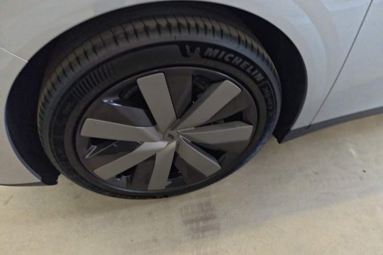 Used Li Auto i6 2025 Model Two-Wheel-Drive Standard Type Left Front Wheel Hub