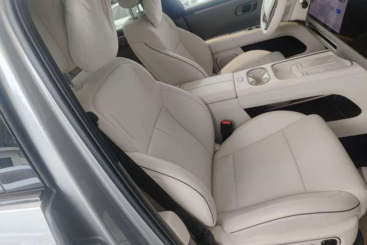 Used Li Auto i6 2025 Model Four-Wheel-Drive Standard Type Right Front Seat
