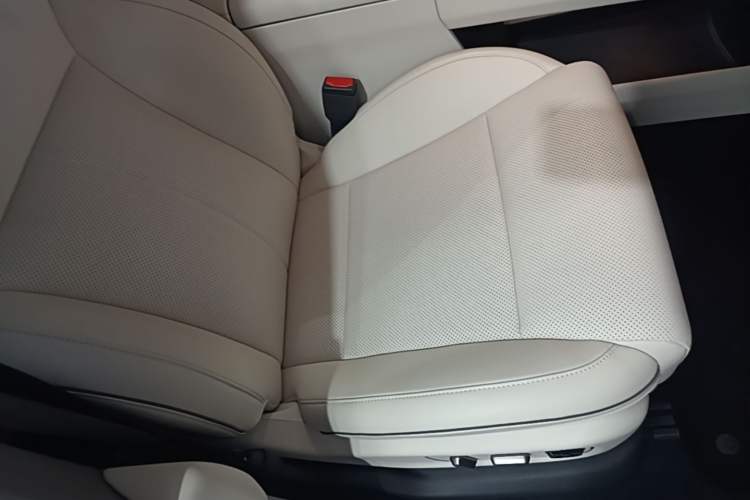 Used Li Auto i6 2025 Model Two-Wheel-Drive Standard Type Right Front Seat