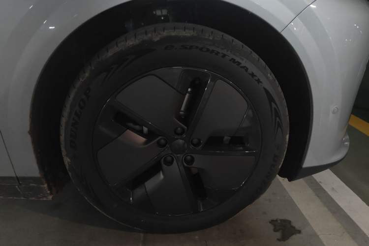 Used Li Auto i6 2025 Model Two-Wheel-Drive Standard Type Right Front Wheel Hub