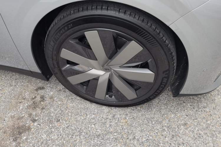 Used Li Auto i6 2025 Model Four-Wheel-Drive Standard Type Right Front Wheel Hub