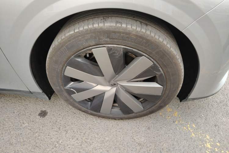 Used Li Auto i6 2025 Model Four-Wheel-Drive Standard Type Right Front Wheel Hub
