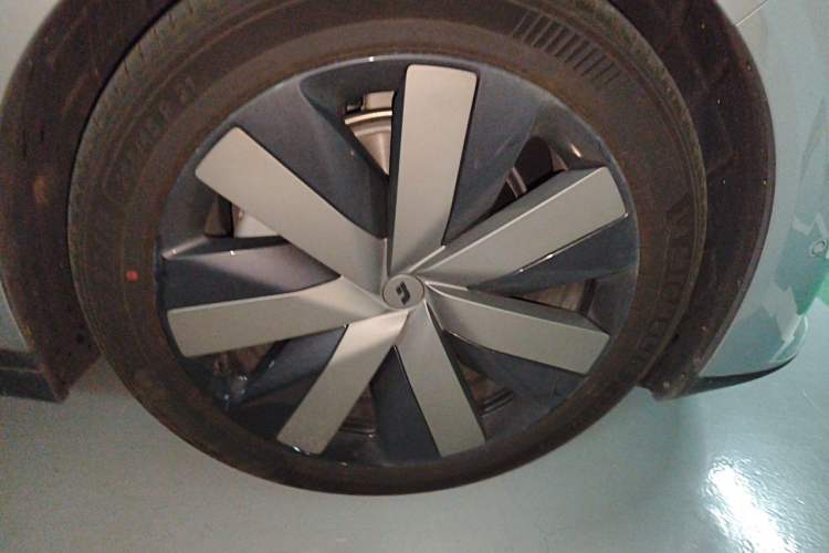 Used Li Auto i6 2025 Model Four-Wheel-Drive Standard Type Right Front Wheel Hub