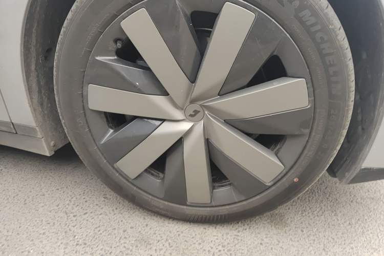 Used Li Auto i6 2025 Model Four-Wheel-Drive Standard Type Right Front Wheel Hub