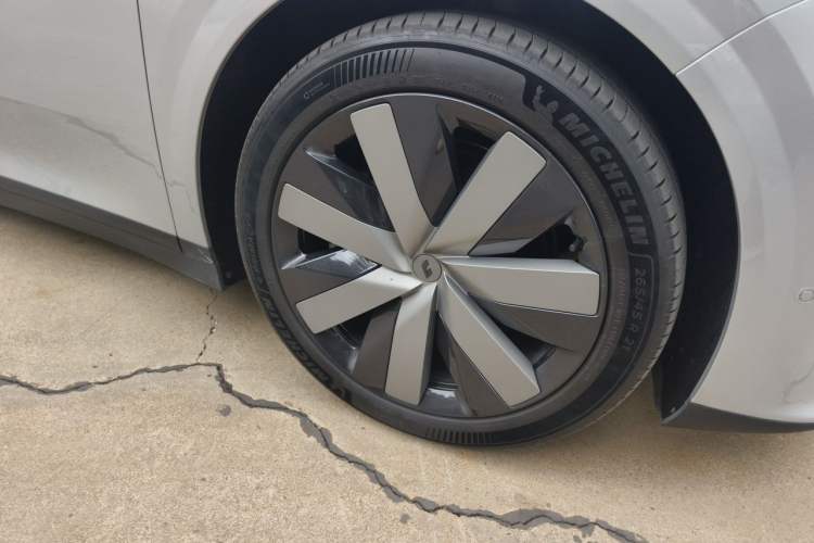 Used Li Auto i6 2025 Model Four-Wheel-Drive Standard Type Right Front Wheel Hub