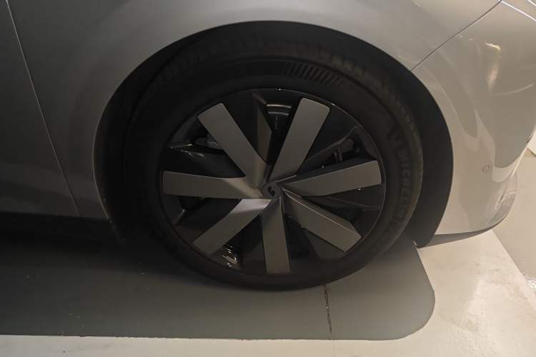 Used Li Auto i6 2025 Model Four-Wheel-Drive Standard Type Right Front Wheel Hub