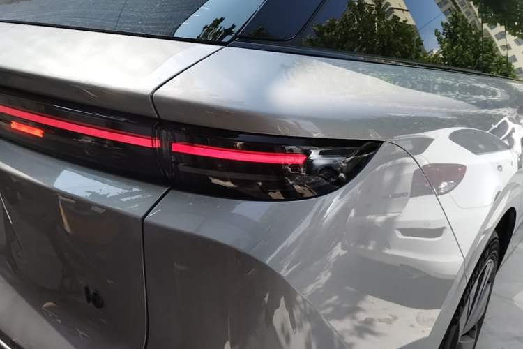 Used Li Auto i6 2025 Model Four-Wheel-Drive Standard Type Right Rear Taillight